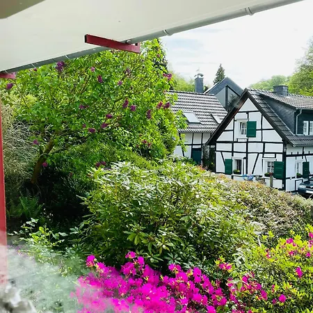 Im Grünen Für Geschäftsreisen Oder Urlaub Apartment